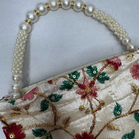 Floral Embroidered Cream Handbag - Picture 11 of 11